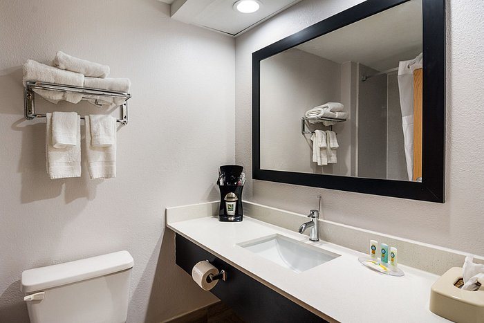 Quality Inn Suites — Bathroom