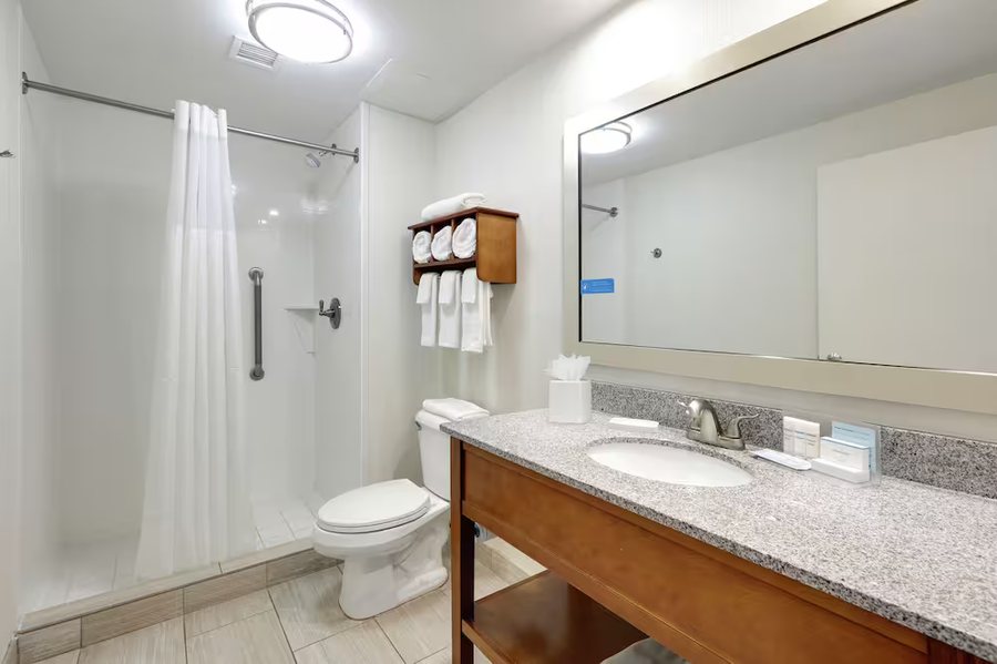 Quality Inn Suites Mooresville Lake Norman — Bathroom