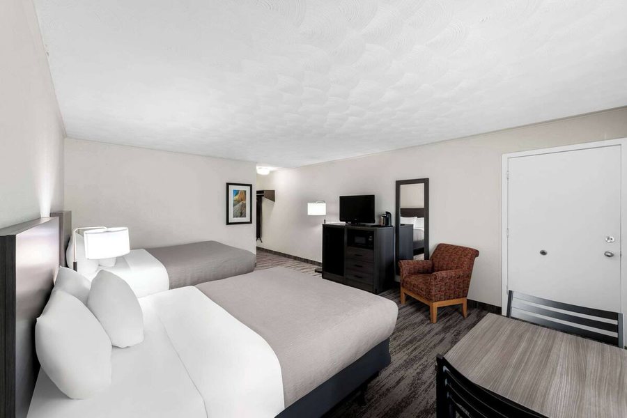 Quality Inn Suites Munising — Guest room