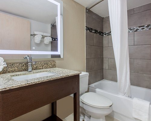 Quality Inn Suites Myrtle Beach Near Outlets — Bathroom