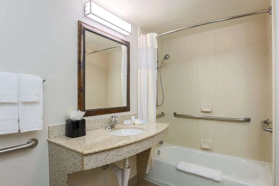 Quality Inn Suites near Downtown Bakersfield — Bathroom