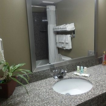 Quality Inn Suites Near Fairgrounds Ybor City — Bathroom