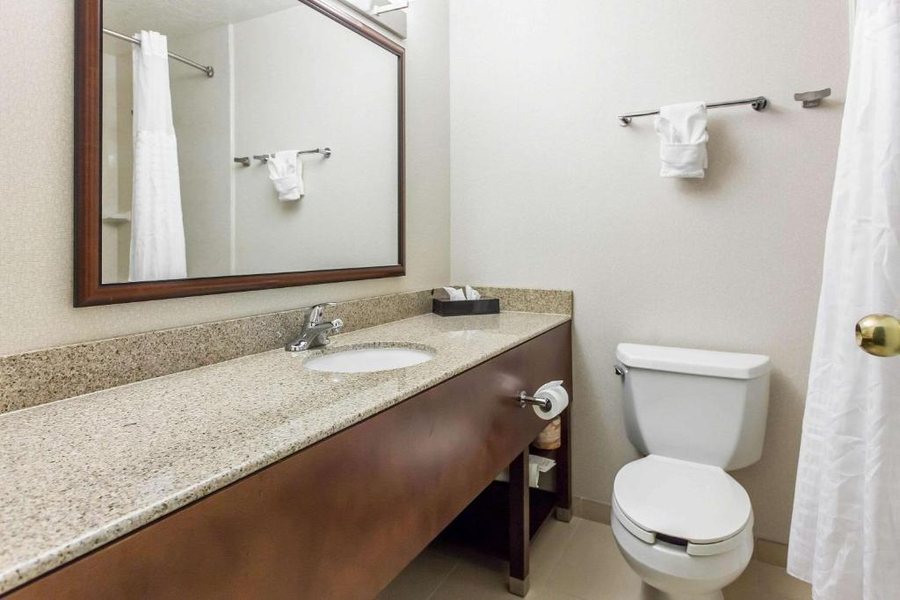 Quality Inn Suites near NAS Fallon — Bathroom