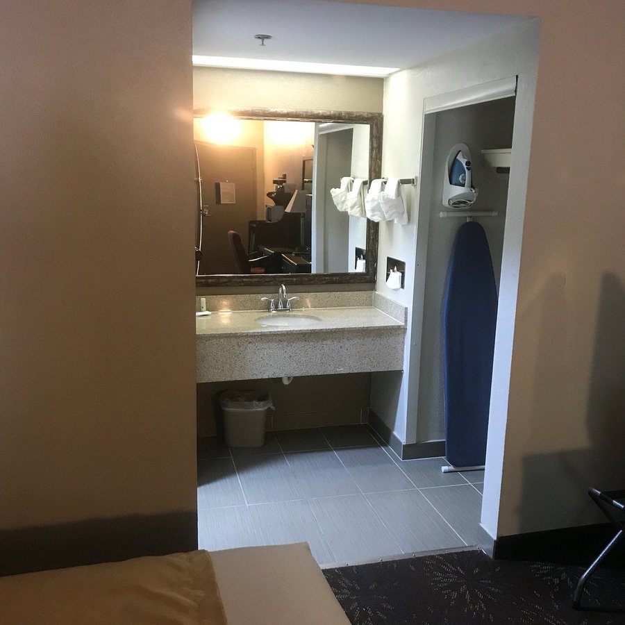 Quality Inn Suites Near Six Flags East — Bathroom
