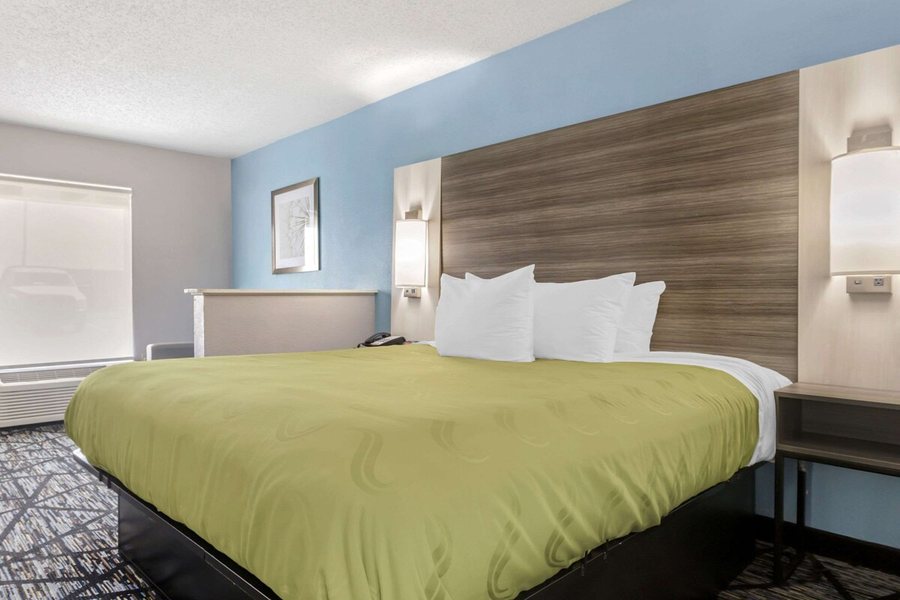 Quality Inn Suites — Guest room