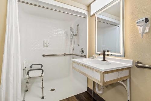 Quality Inn Suites — Bathroom
