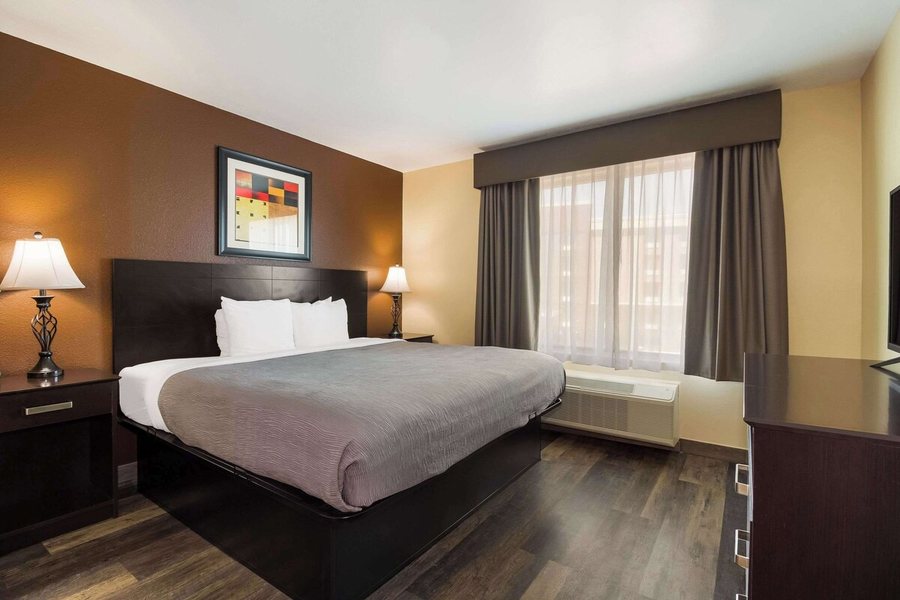 Quality Inn Suites — Guest room