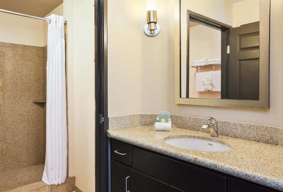 Quality Inn Suites Oceanside Near Camp Pendleton — Bathroom
