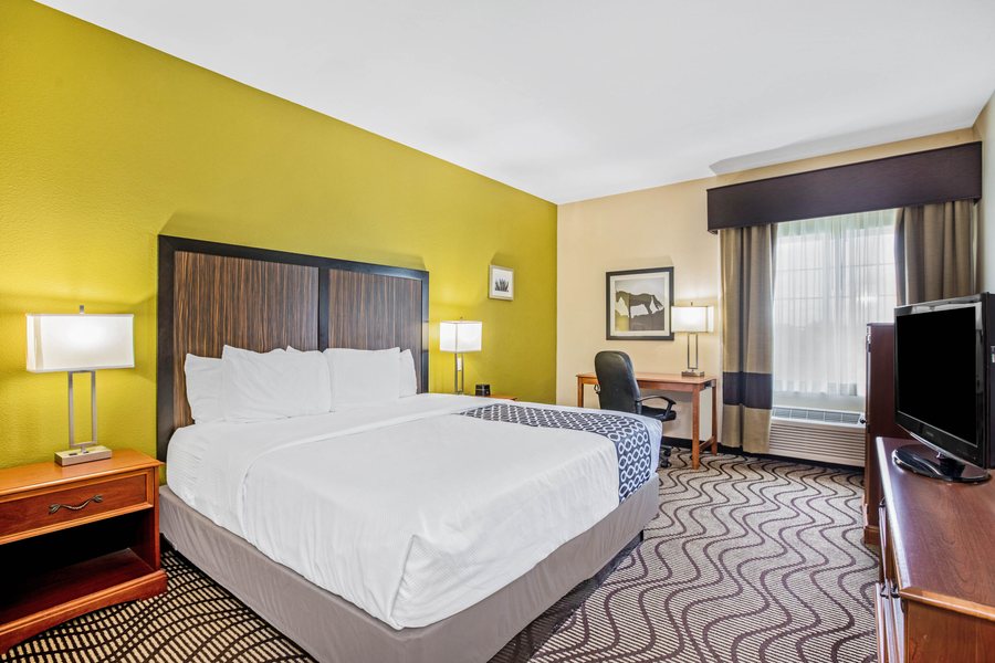 Quality Inn Suites on the Beach — Guest room