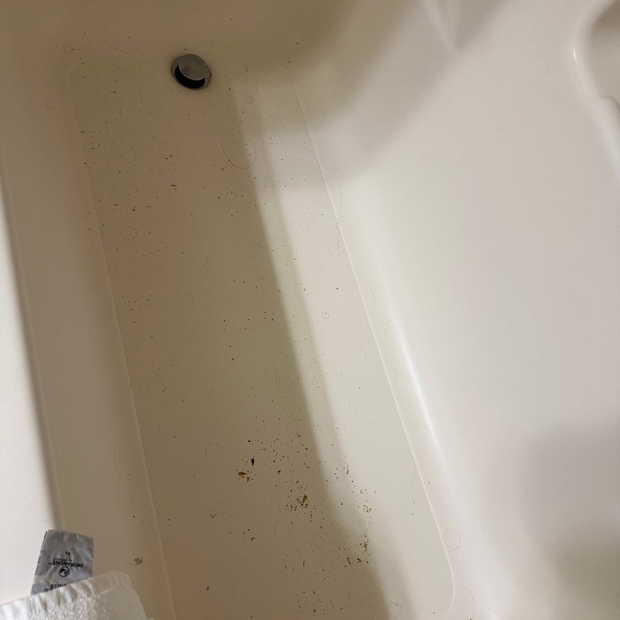Quality Inn Suites On The River — Bathroom