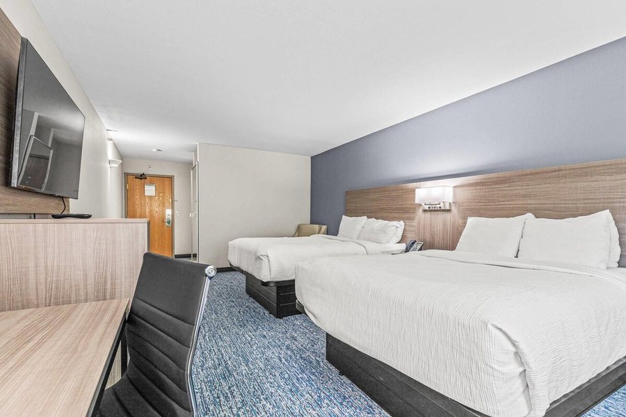 Quality Inn Suites On The River — Guest room