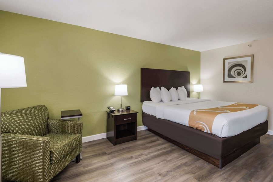Quality Inn Suites — Guest room