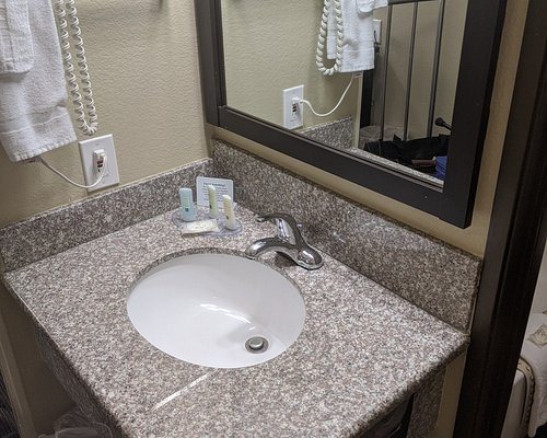 Quality Inn Suites Salt Lake City — Bathroom