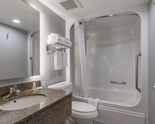 Quality Inn Suites Sevierville Pigeon Forge — Bathroom