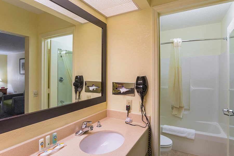 Quality Inn Suites — Bathroom