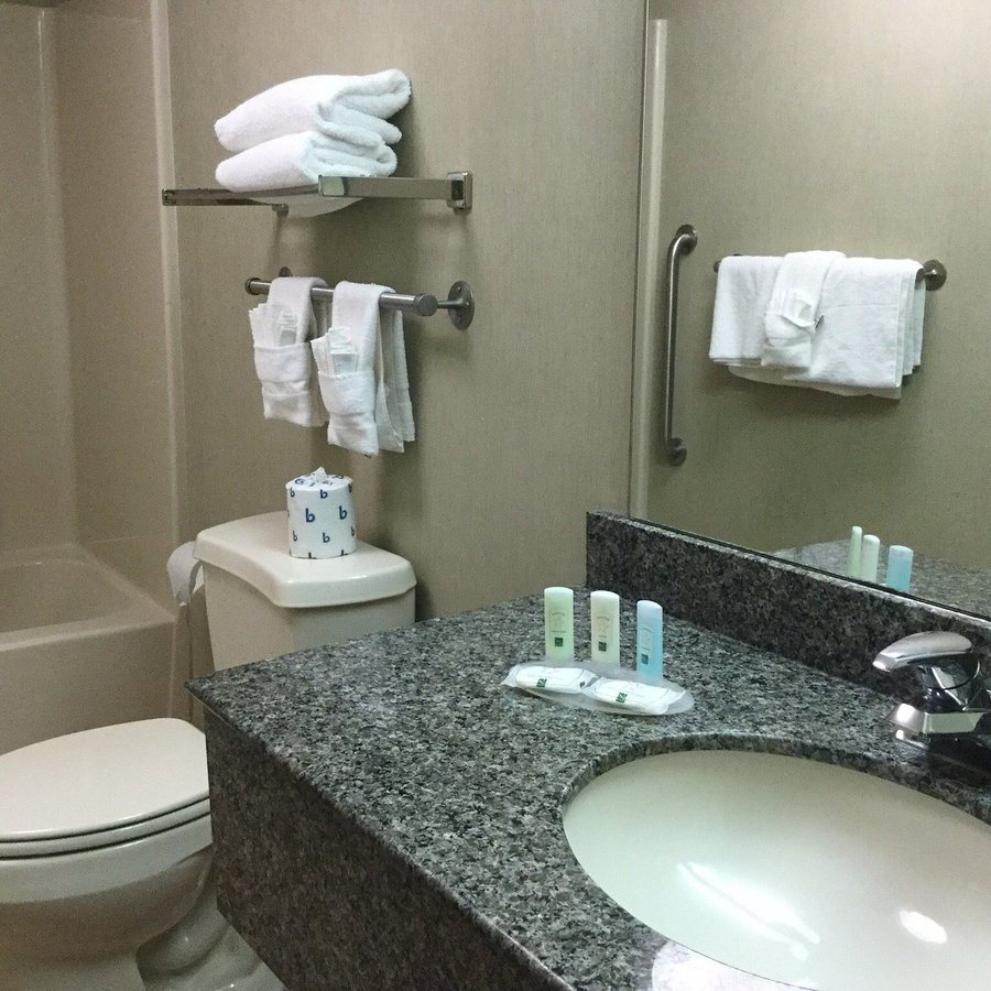 Quality Inn Suites Skyways — Bathroom