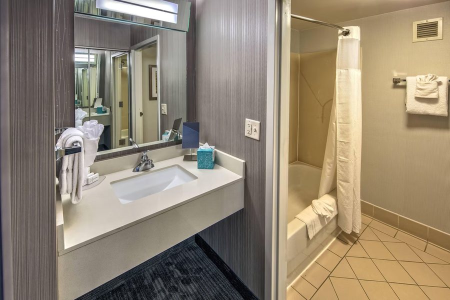 Quality Inn Suites — Bathroom