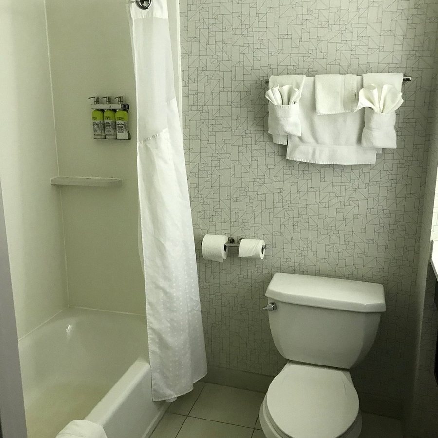 Quality Inn Suites St Charles West Chicago — Bathroom