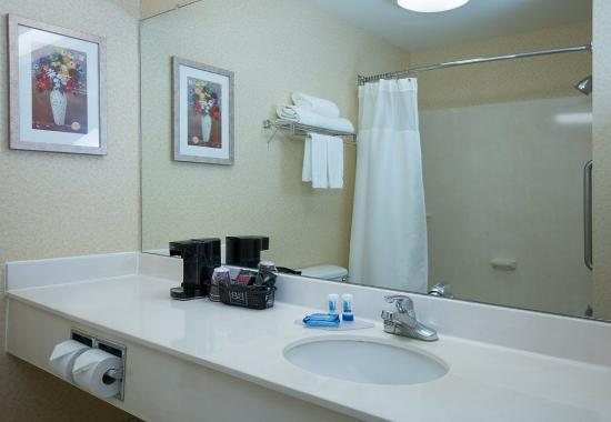 Quality Inn Suites — Bathroom