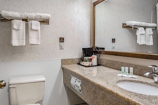 Quality Inn Suites — Bathroom