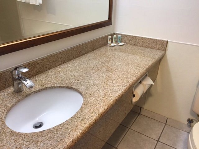 Quality Inn Suites Vancouver North — Bathroom