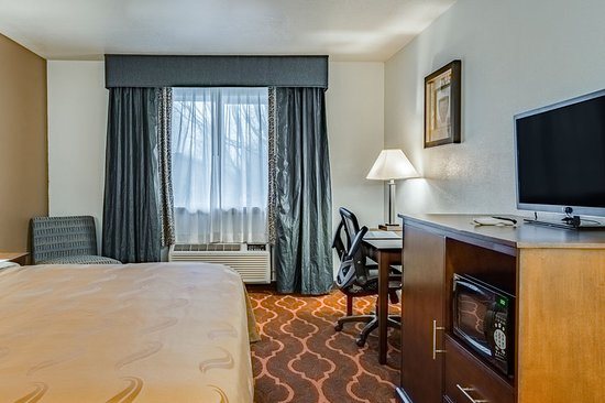 Quality Inn Suites Vancouver North — Guest room