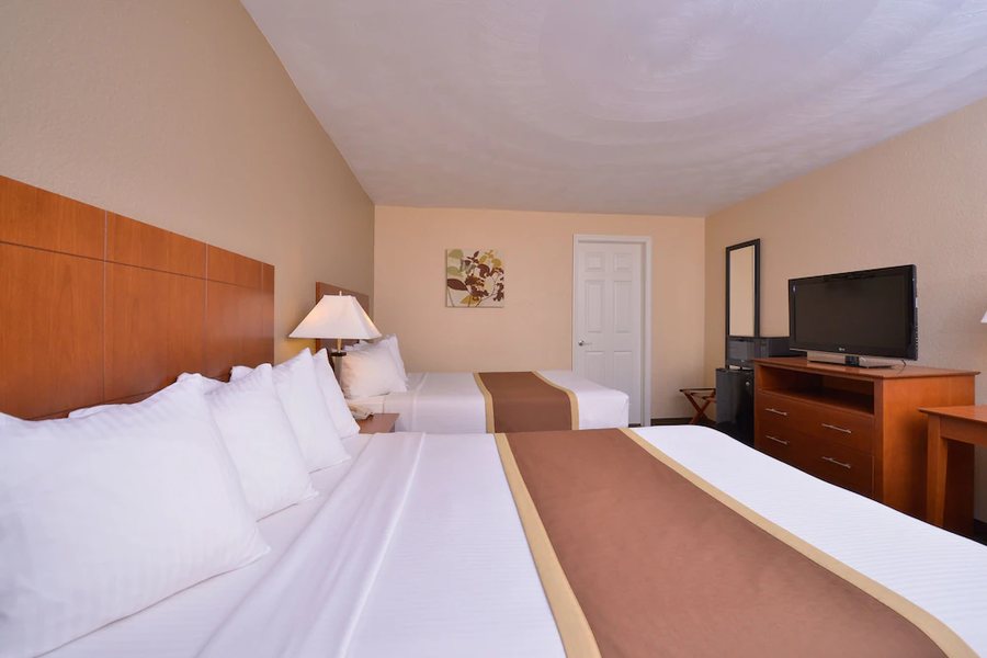 Quality Inn Suites — Guest room
