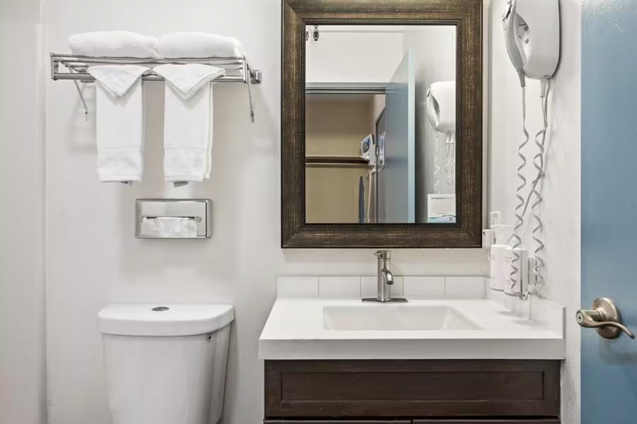 Quality Inn Suites Woodland Sacramento Airport — Bathroom