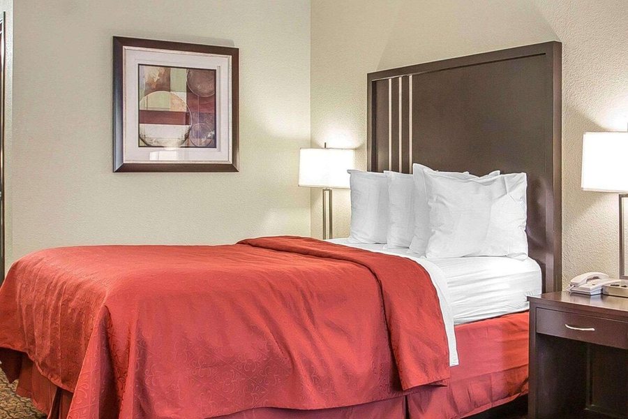 Quality Inn Suites Woodland Sacramento Airport — Guest room