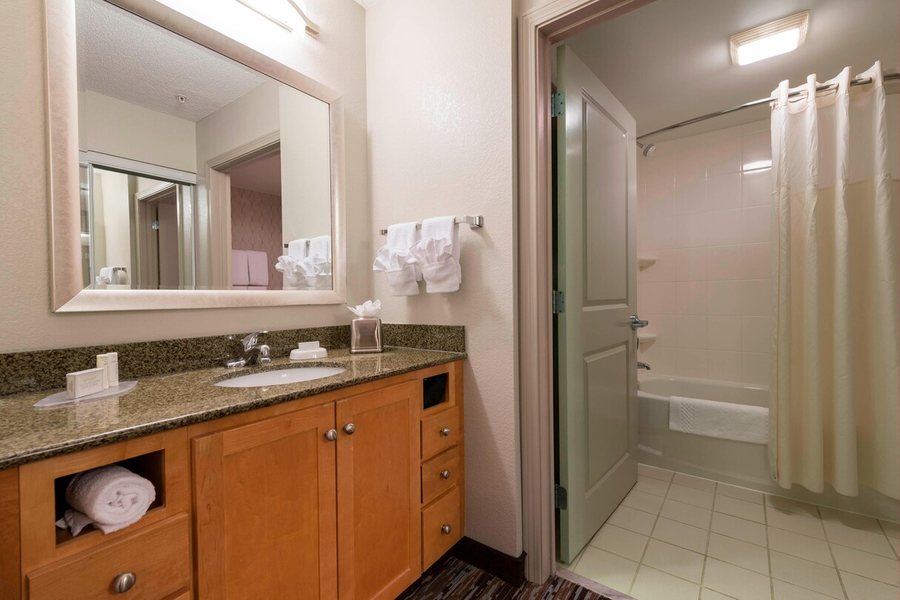 Quality Inn Suites Worcester — Bathroom