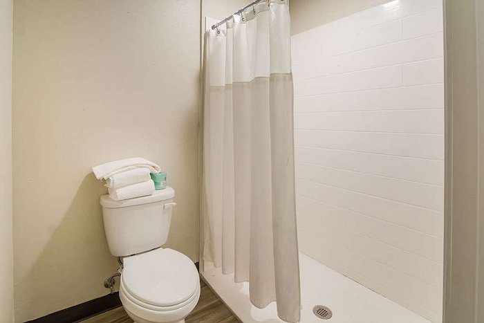 Quality Inn Texas City I 45 — Bathroom