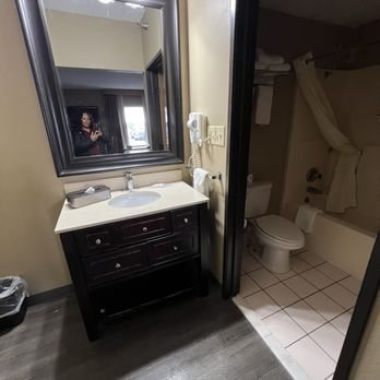Quality Inn US65 East Battlefield Rd — Bathroom