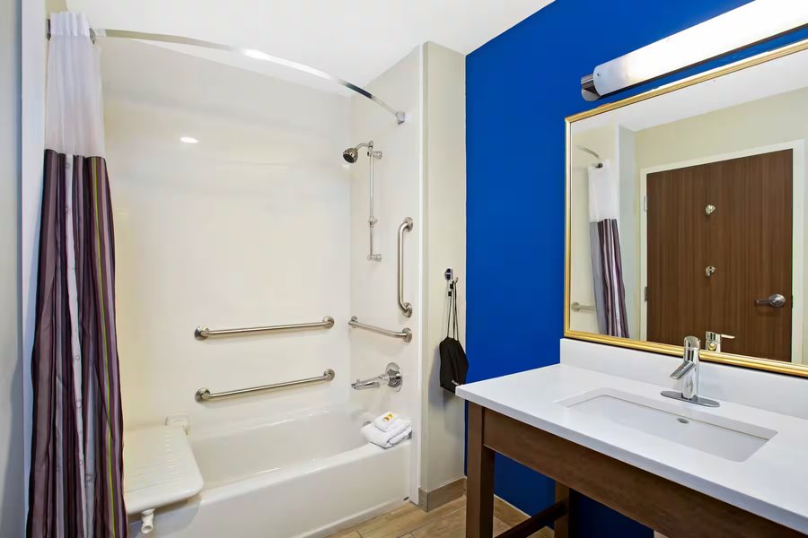 Quality Inn View of Lake Powell Page — Bathroom