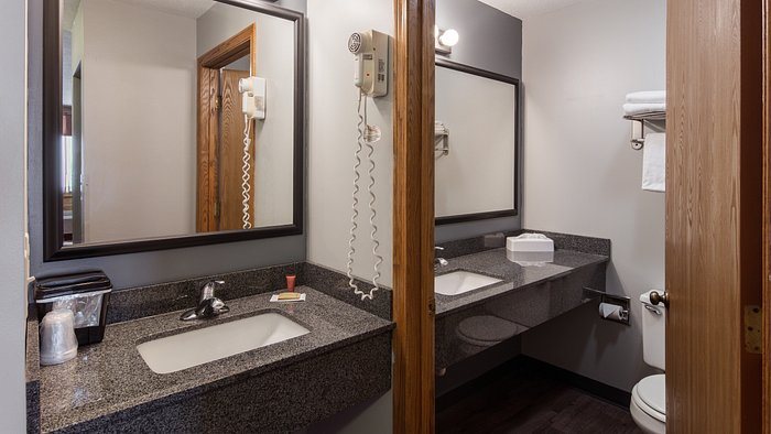 Quality Inn — Bathroom