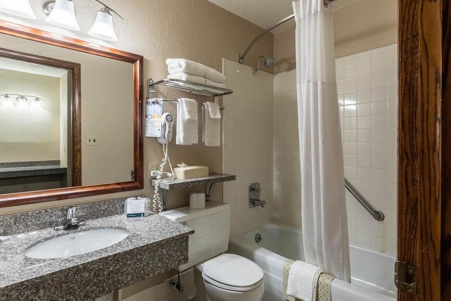 Quality Inn — Bathroom