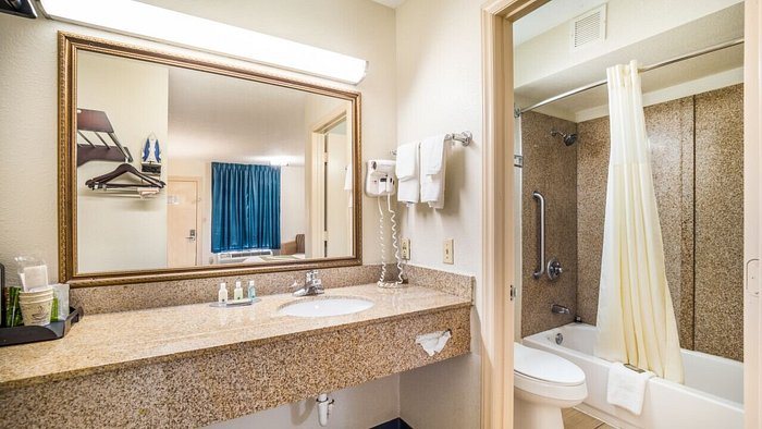 Quality Inn — Bathroom