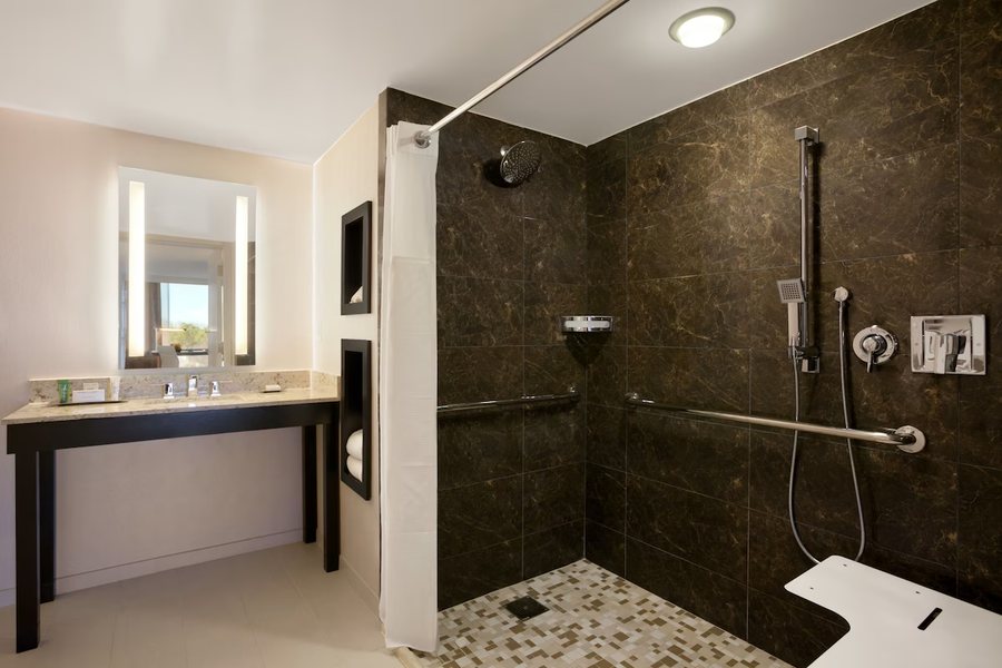 Quality Suites ATLANTA AIRPORT EAST — Bathroom