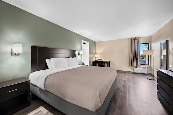 Quality Suites — Guest room