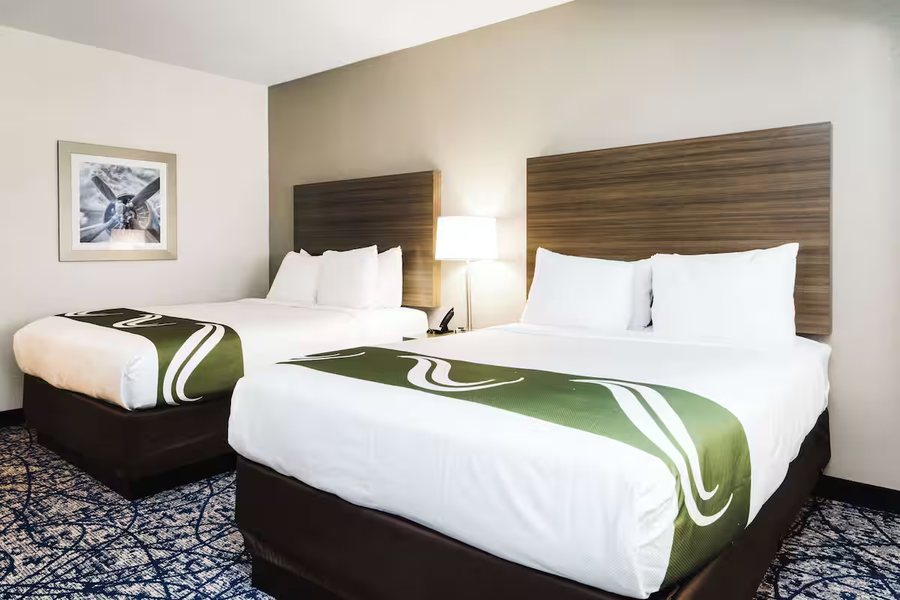 Quality Suites Houston North Spring — Guest room
