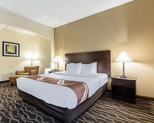 Quality Suites — Guest room