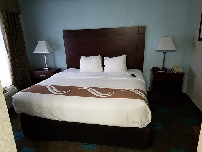 Quality Suites Kansas City International Airport — Guest room