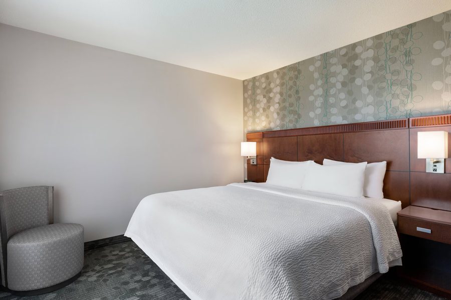 Quality Suites — Guest room