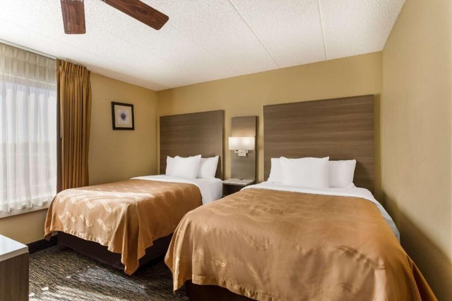 Quality Suites Milwaukee Airport — Guest room