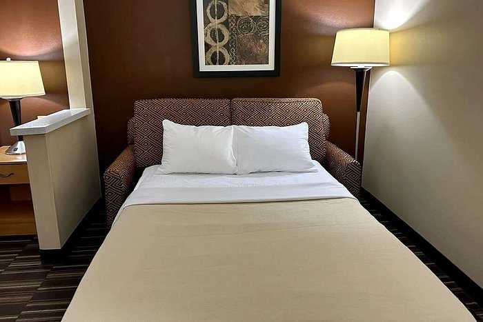 Quality Suites Near West Acres — Guest room