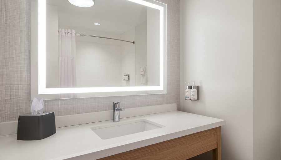 Quality Suites NYC Gateway — Bathroom