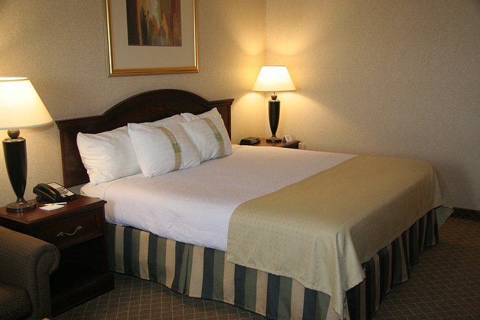 Quality Suites St Joseph — Guest room