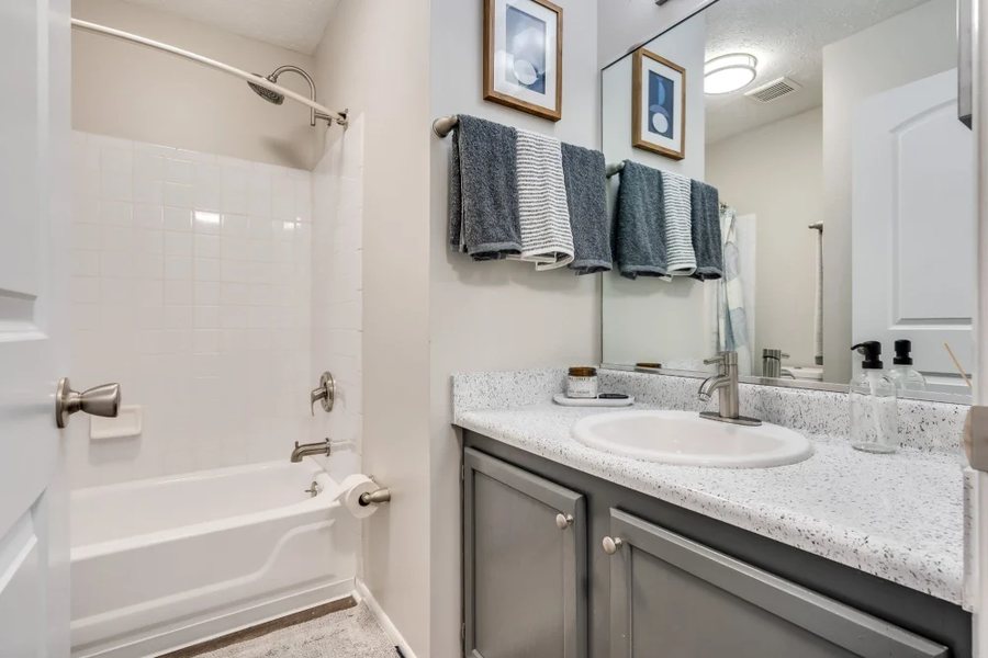 Quality Suites Wildwood The Villages — Bathroom