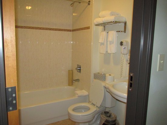 Qualla Cabins and Motel — Bathroom