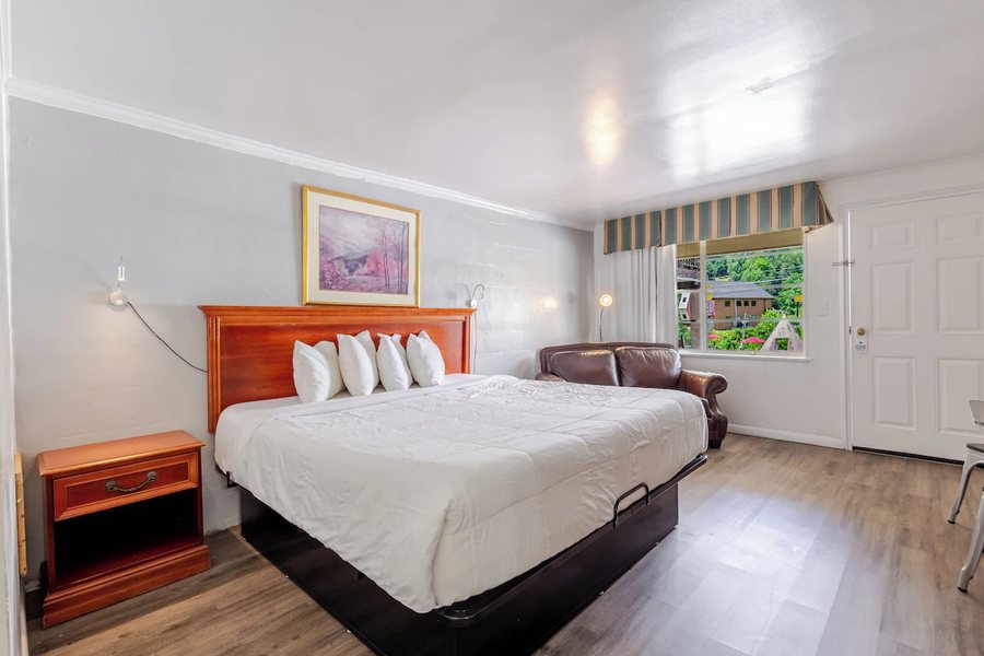 Qualla Cabins and Motel — Guest room