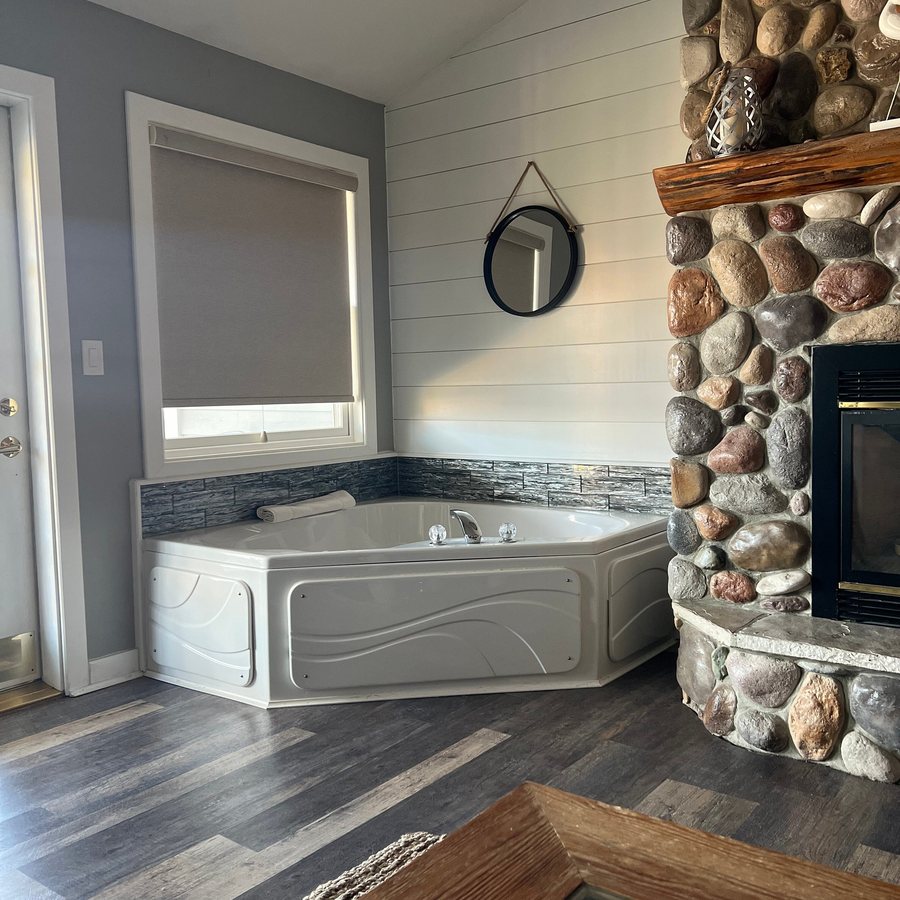 Quarterdeck Resort — Bathroom